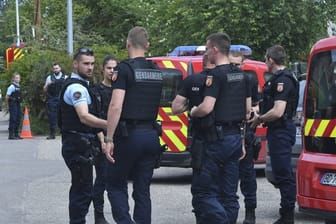 Deutsche und französische Polizisten beraten sich in der Nähe des Unglücksortes.