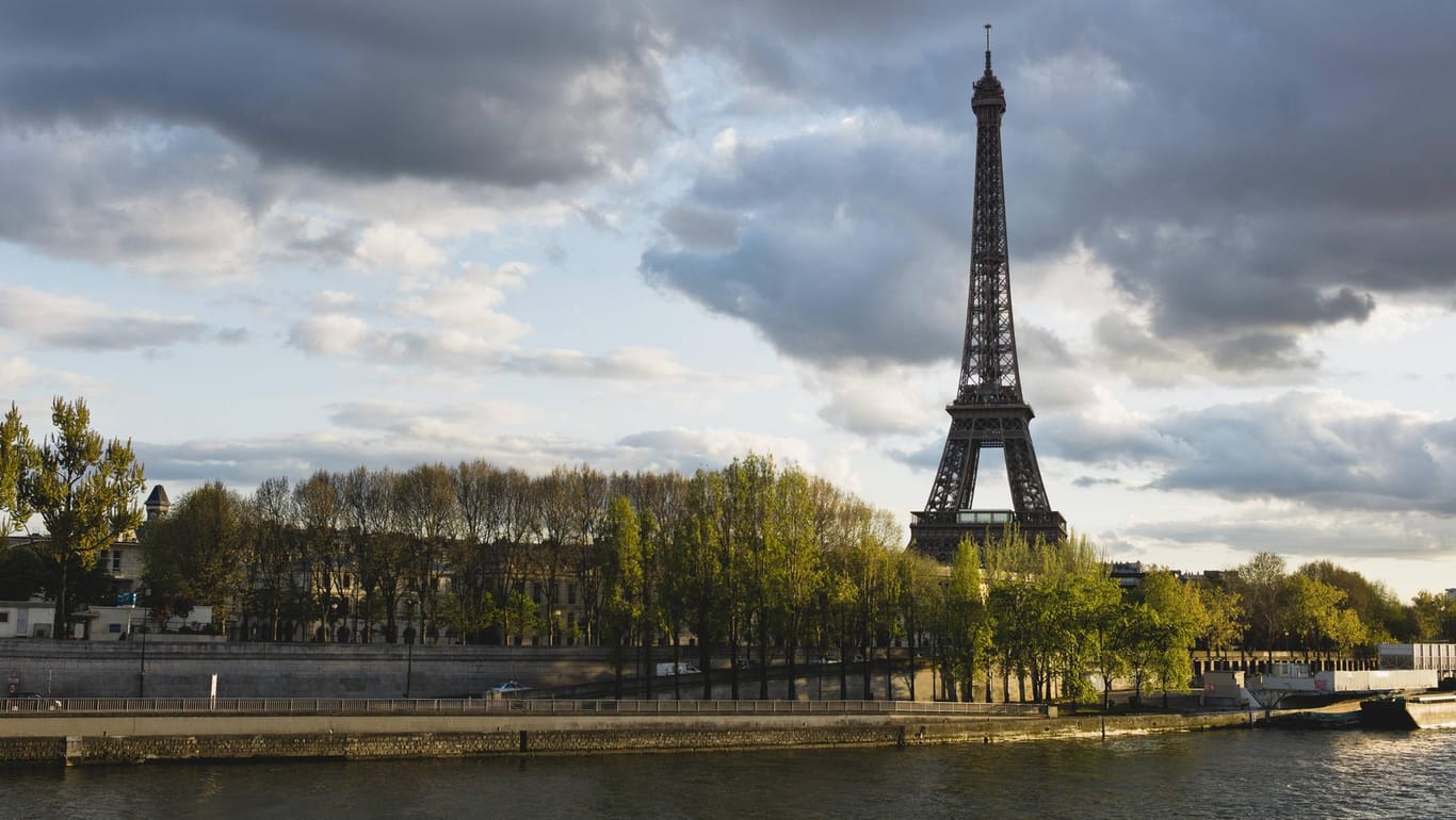 Eiffelturm: Künftig gilt in zehn Prozent der Grünflächen in der französischen Hauptstadt Rauchverbot.