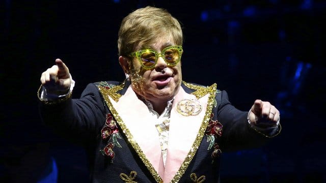 Elton John kritisiert die Zensur schwuler "Rocketman"-Szenen in Russland. Elton John kritisiert die Zensur schwuler "Rocketman"-Szenen in Russland.