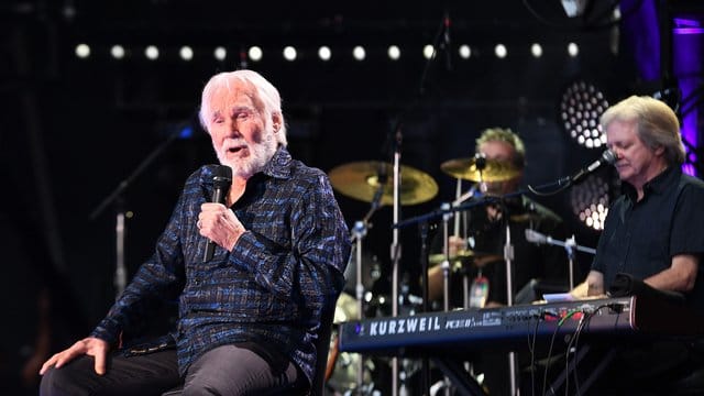 US-Country-Star Kenny Rogers wird derzeit wegen Dehydrierung behandelt. US-Country-Star Kenny Rogers wird derzeit wegen Dehydrierung behandelt.