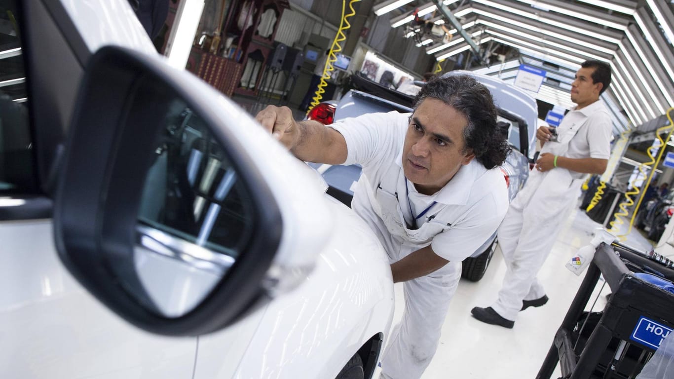 Arbeiter in einem mexikanischen VW-Werk: Die meisten Autos von dort werden in die USA verkauft.