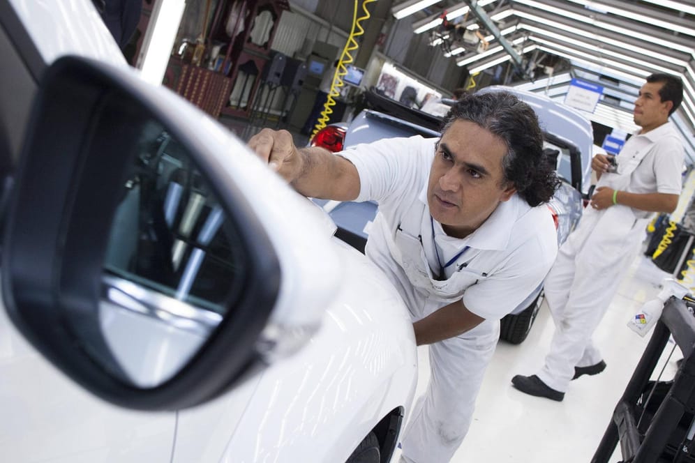 Arbeiter in einem mexikanischen VW-Werk: Die meisten Autos von dort werden in die USA verkauft.