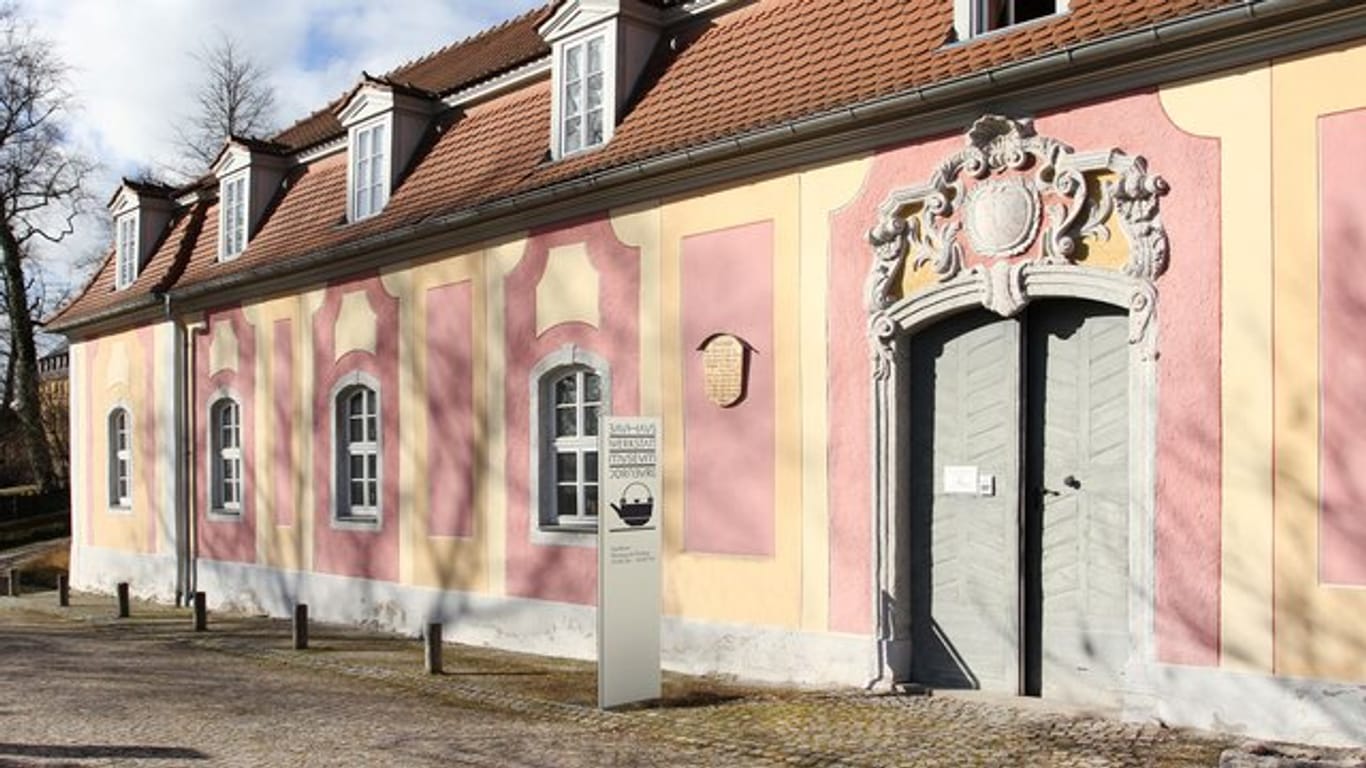 In dem Museum sind original Keramikwerke aus dem Bauhaus zu sehen.