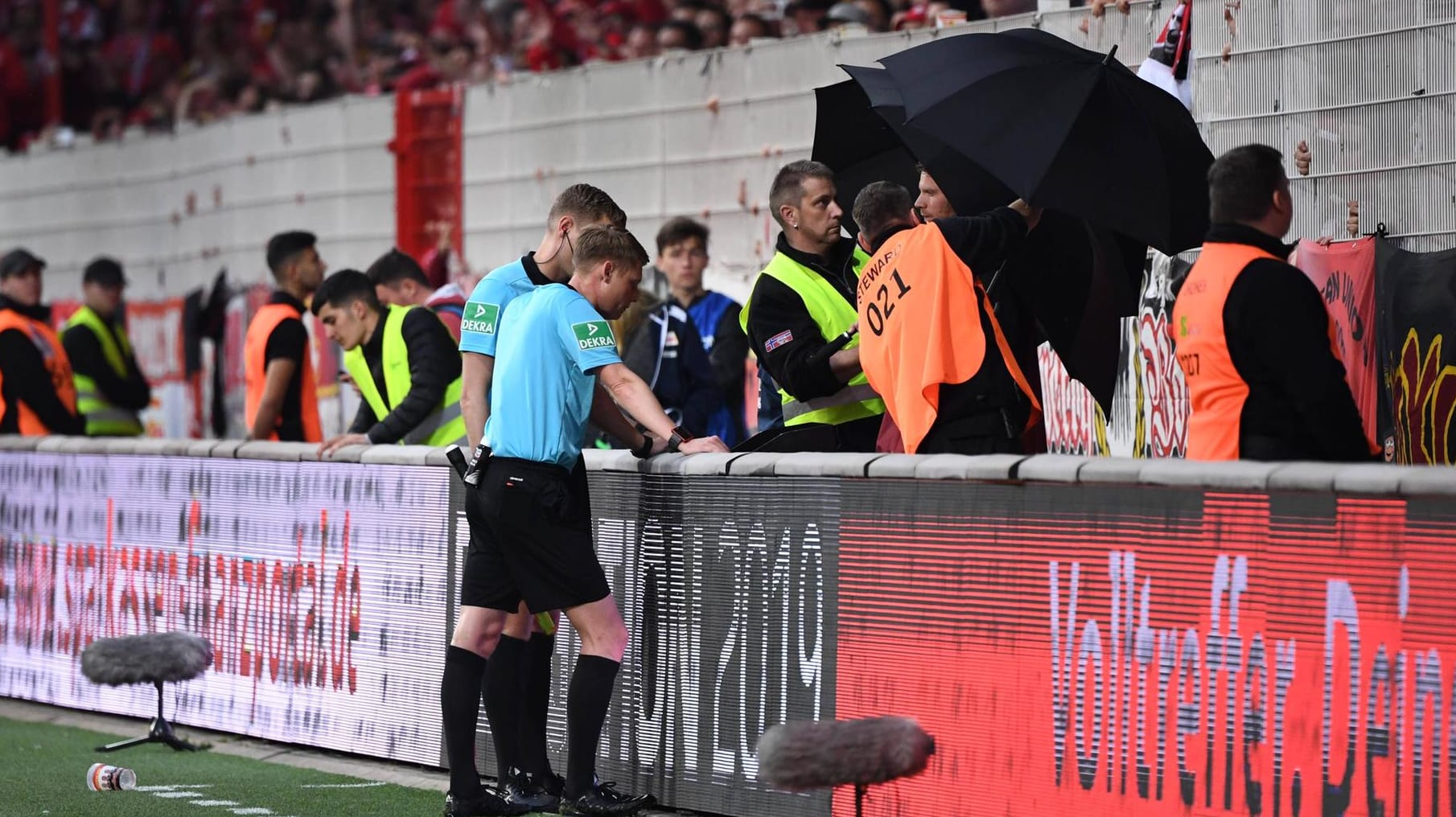 Schiedsrichter Christian Dingert überprüft im Relegationsspiel zwischen Union Berlin und dem VfB Stuttgart das vermeintliche Führungstor der Schwaben. Er anuliert den Treffer und liegt damit richtig.