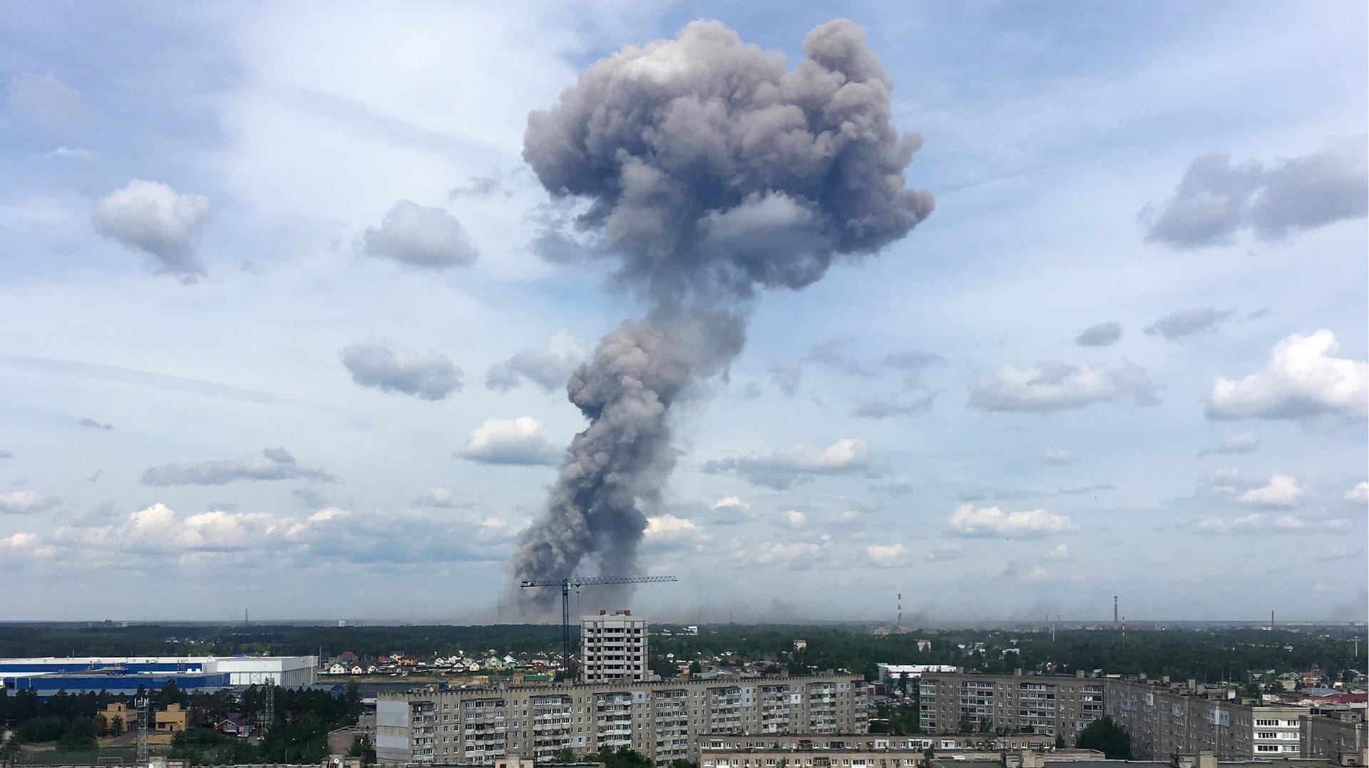 Dserschinsk: Eine große Rauchsäule stieg nach den Explosionen in einem Sprengstoffwerk über der Stadt auf.