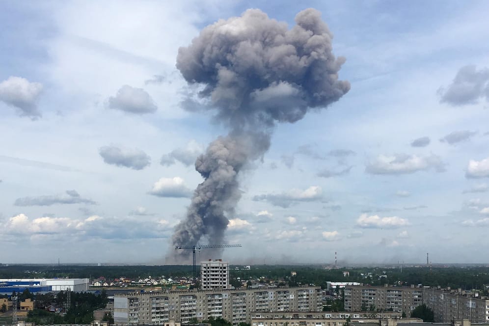 Dserschinsk: Eine große Rauchsäule stieg nach den Explosionen in einem Sprengstoffwerk über der Stadt auf.