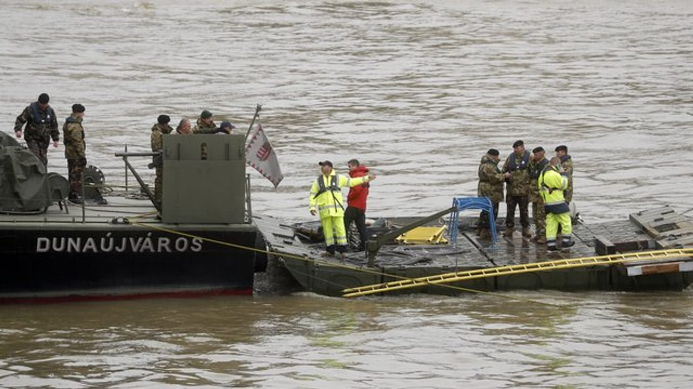 Mitglieder des ungarischen Militärs beteiligen sich auf einem Schiff an der Suche nach Überlebenden.