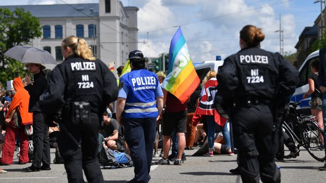 Teilnehmer einer Demonstration gegen Rechtsextreme versammeln sich im Zentrum von Chemnitz.