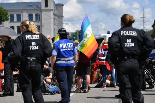 Teilnehmer einer Demonstration gegen Rechtsextreme versammeln sich im Zentrum von Chemnitz.