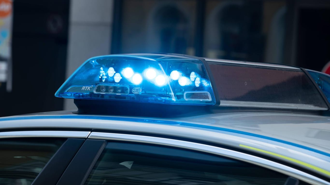 Blaulicht der Polizei: In Oberhausen kam es zu einem Unfall mit einem Elektro-Tretroller (Symbolbild).