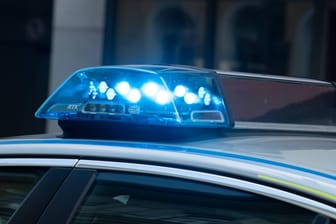 Blaulicht der Polizei: In Oberhausen kam es zu einem Unfall mit einem Elektro-Tretroller (Symbolbild).