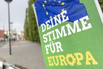 Die Grünen haben laut einer Umfrage zur Bundestagswahl die Union von Platz eins verdrängt.