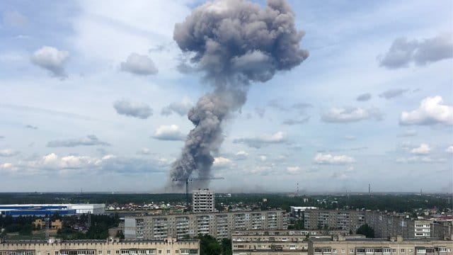 Eine Rauchwolke steigt über der russischen Stadt Dserschinsk auf.