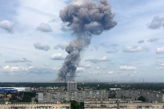 Eine Rauchwolke steigt über der russischen Stadt Dserschinsk auf.