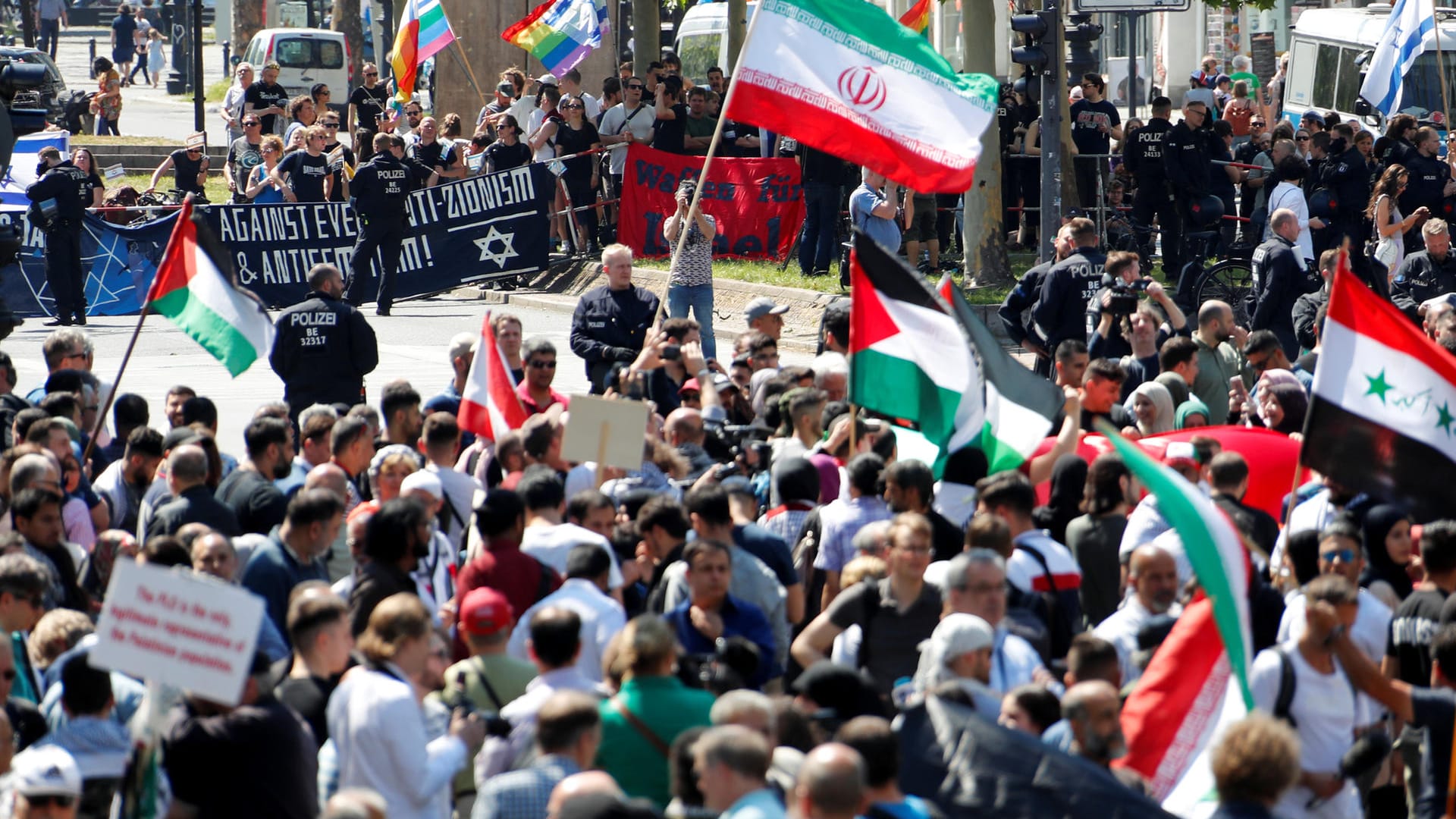 Anti-israelische Al-Kuds-Demo in Berlin: 500 Polizisten waren im Einsatz, um den Protestzug von der Gegenveranstaltung (Hintergrund) zu trennen.