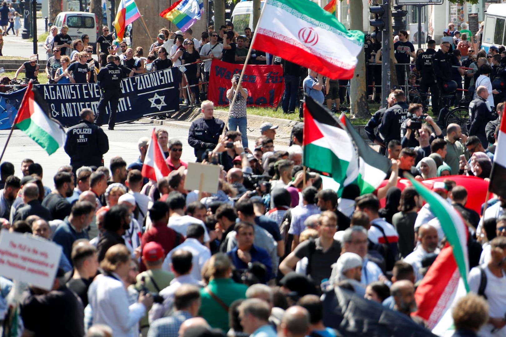 Anti-israelische Al-Kuds-Demo in Berlin: 500 Polizisten waren im Einsatz, um den Protestzug von der Gegenveranstaltung (Hintergrund) zu trennen.