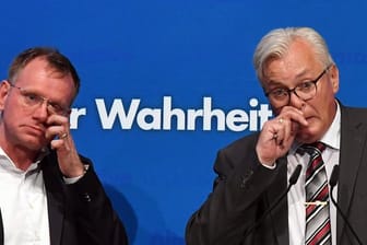 Die beiden Landesvorsitzenden Dirk Spaniel (l) und Bernd Gögel stehen beim Landesparteitag nebeneinander.