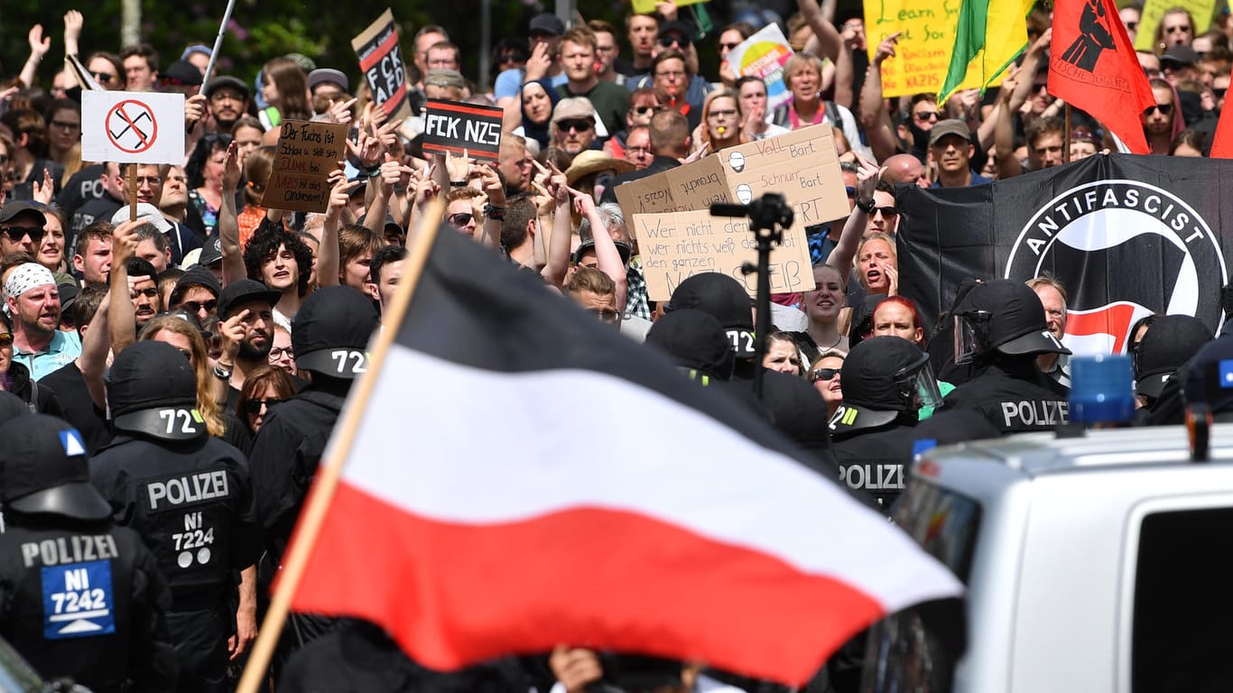 NPD-Anhänger und Gegendemonstranten in Chemnitz: Polizisten aus mehreren Bundesländern trennten die Protestierenden voneinander.