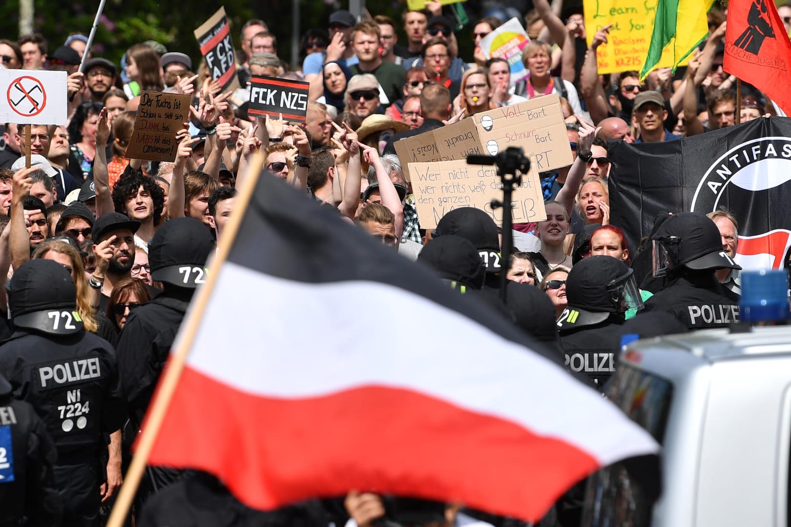 NPD-Anhänger und Gegendemonstranten in Chemnitz: Polizisten aus mehreren Bundesländern trennten die Protestierenden voneinander.