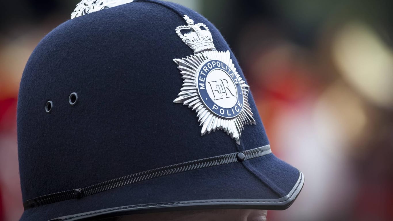 Britischer Polizist mit traditionellem Helm: Die Einbrecher warfen eine Spitzhacke nach dem Beamten in London. (Symbolfoto)