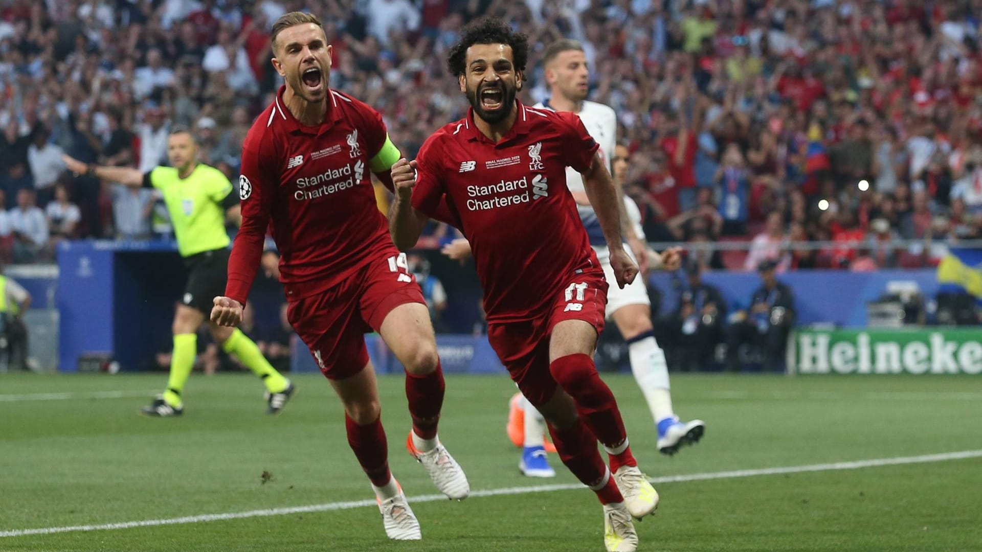 Die "Reds" jubeln: Mohamed Salah (r., neben Jordan Henderson) ist nach seinem Tor zum 1:0 für Liverpool nicht mehr zu halten.