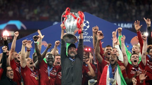 Liverpool-Coach Jürgen Klopp (M) streckt den Champions-League-Pokal in den Nachthimmel von Madrid. Liverpool-Coach Jürgen Klopp (M) streckt den Champions-League-Pokal in den Nachthimmel von Madrid.