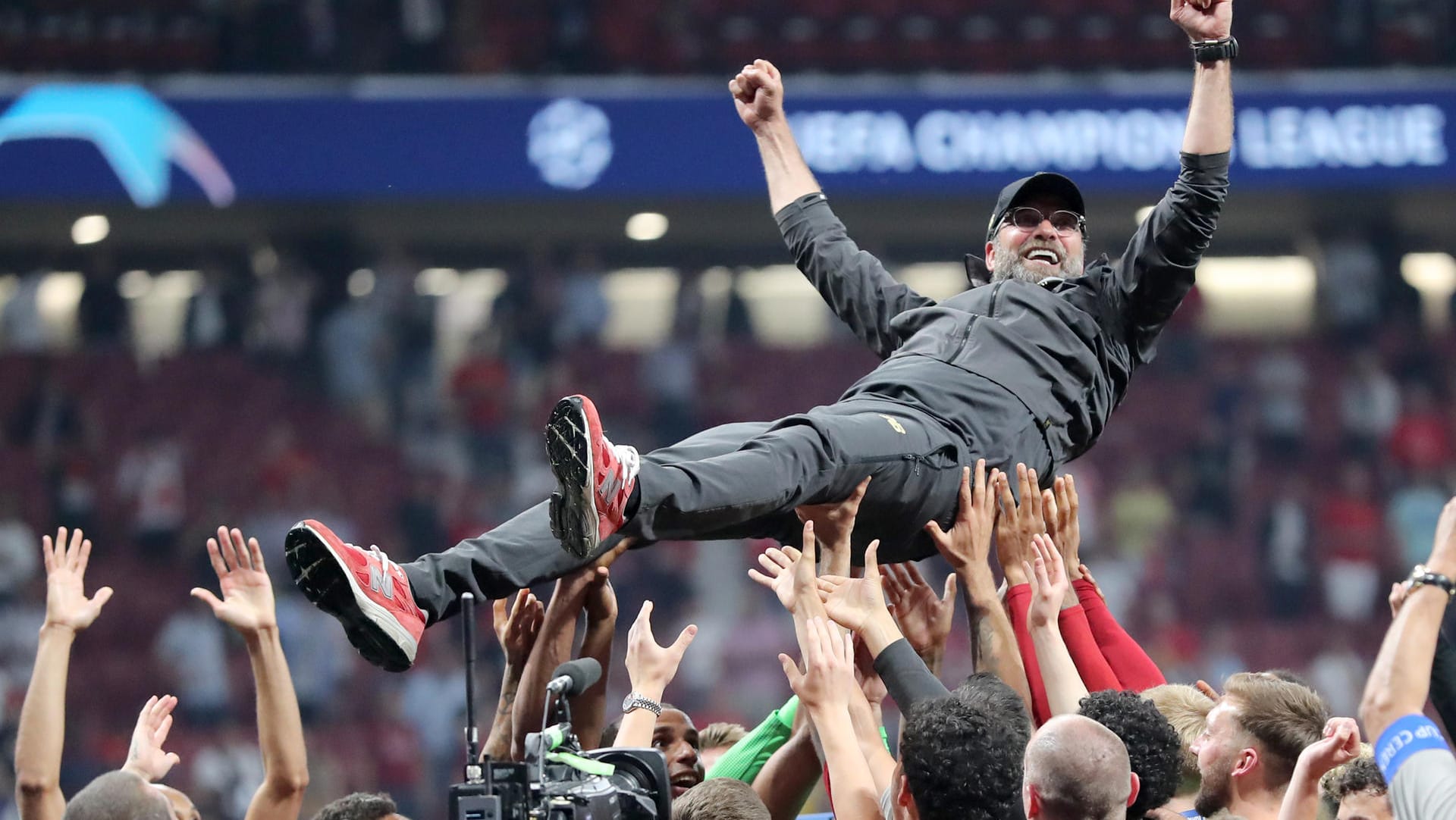 Pure Freude: Jürgen Klopp (M.) wird von seinen Spielern nach dem Champions-League-Coup in die Höhe geworfen. Pure Freude: Jürgen Klopp (M.) wird von seinen Spielern nach dem Champions-League-Coup in die Höhe geworfen.