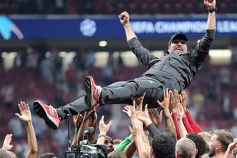 Pure Freude: Jürgen Klopp (M.) wird von seinen Spielern nach dem Champions-League-Coup in die Höhe geworfen.