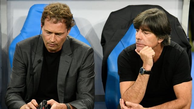Marcus Sorg (l) rückt für zwei Spiele für den fehlenden Joachim Löw in die Chefrolle beim DFB-Team.