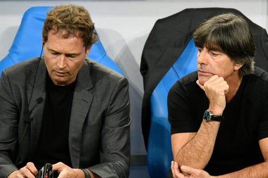 Marcus Sorg (l) rückt für zwei Spiele für den fehlenden Joachim Löw in die Chefrolle beim DFB-Team.
