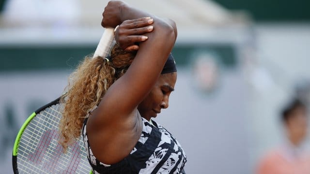 Serena Williams kann ihre Enttäuschung über das Aus bei den French Open nicht verbergen.