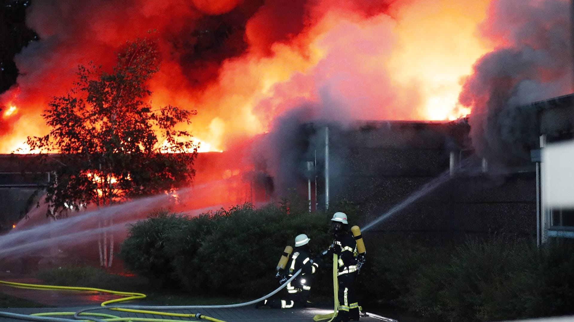 Erkrath: Die Feuerwehr löscht ein Feuer in der Grundschule.