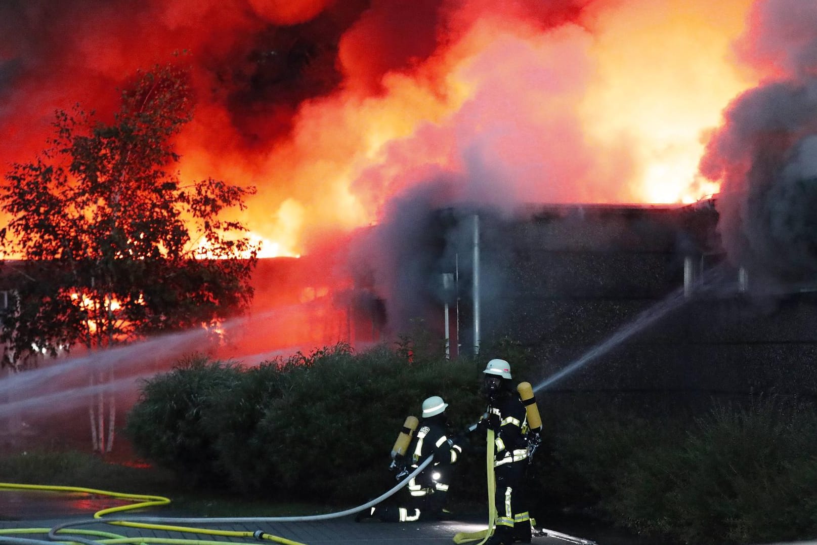 Erkrath: Die Feuerwehr löscht ein Feuer in der Grundschule.