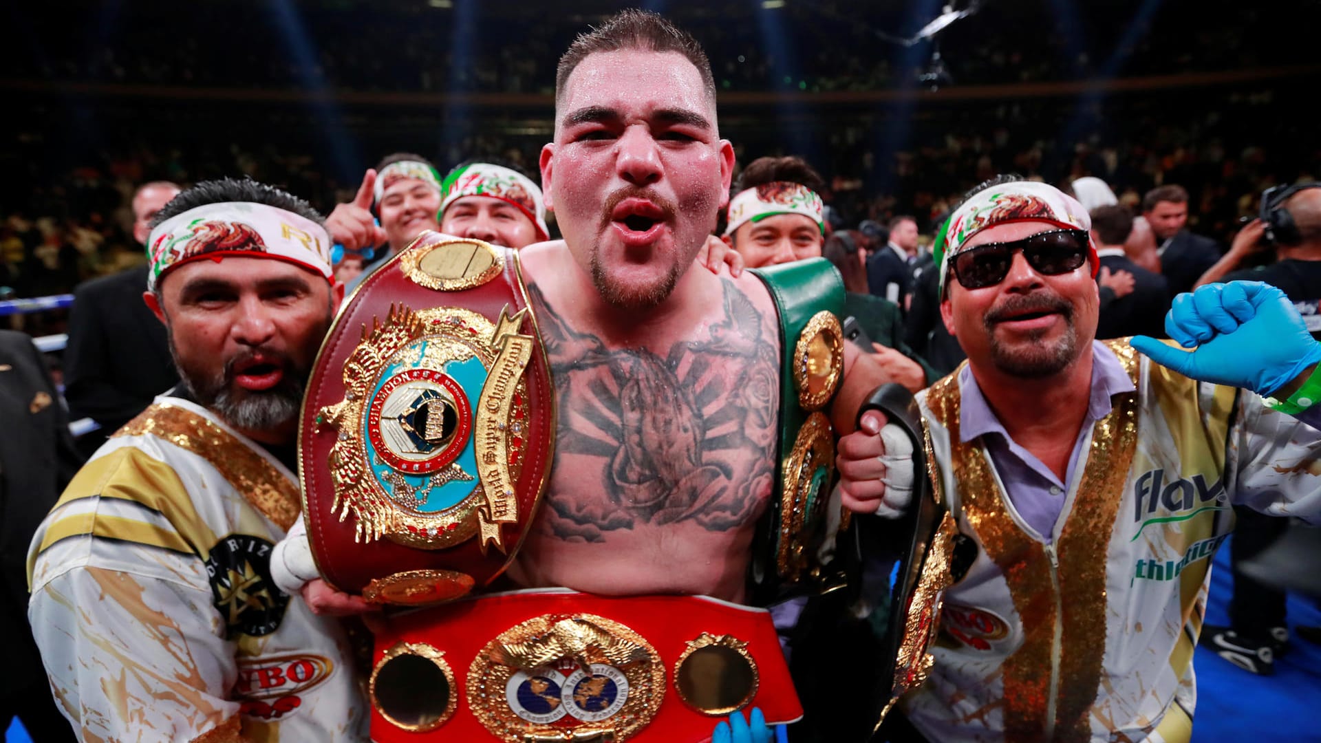 Stolz zeigt Andy Ruiz Jr. seine neuen WM-Gürtel.