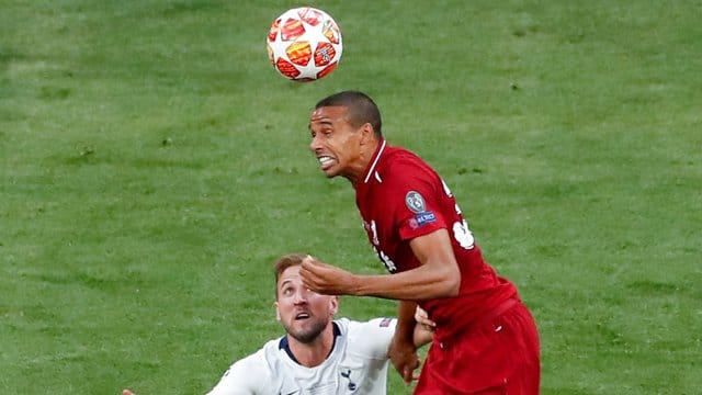 Joel Matip (r) im Kopfballduell mit Harry Kane.