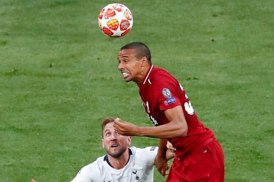 Joel Matip (r) im Kopfballduell mit Harry Kane.