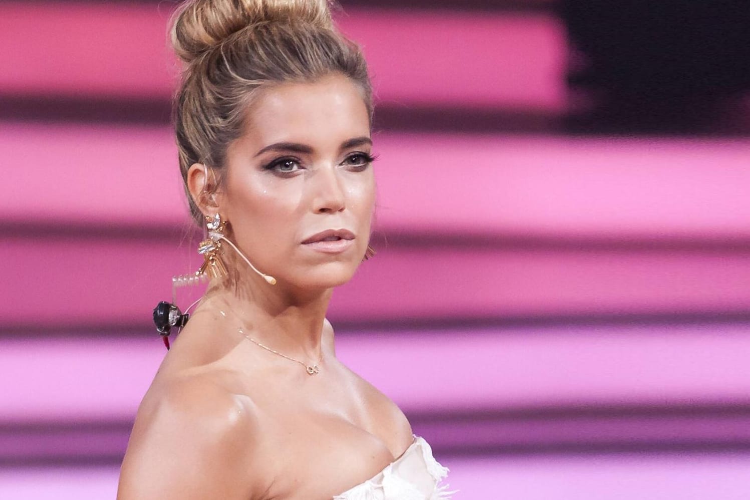 Sylvie Meis: Die Moderatorin hat sich für die Hochzeit ihrer Freundin in Schale geworfen.