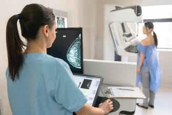 Mammographie: Eine neue Brustkrebstherapie bietet erkrankten Frauen Hoffnung.