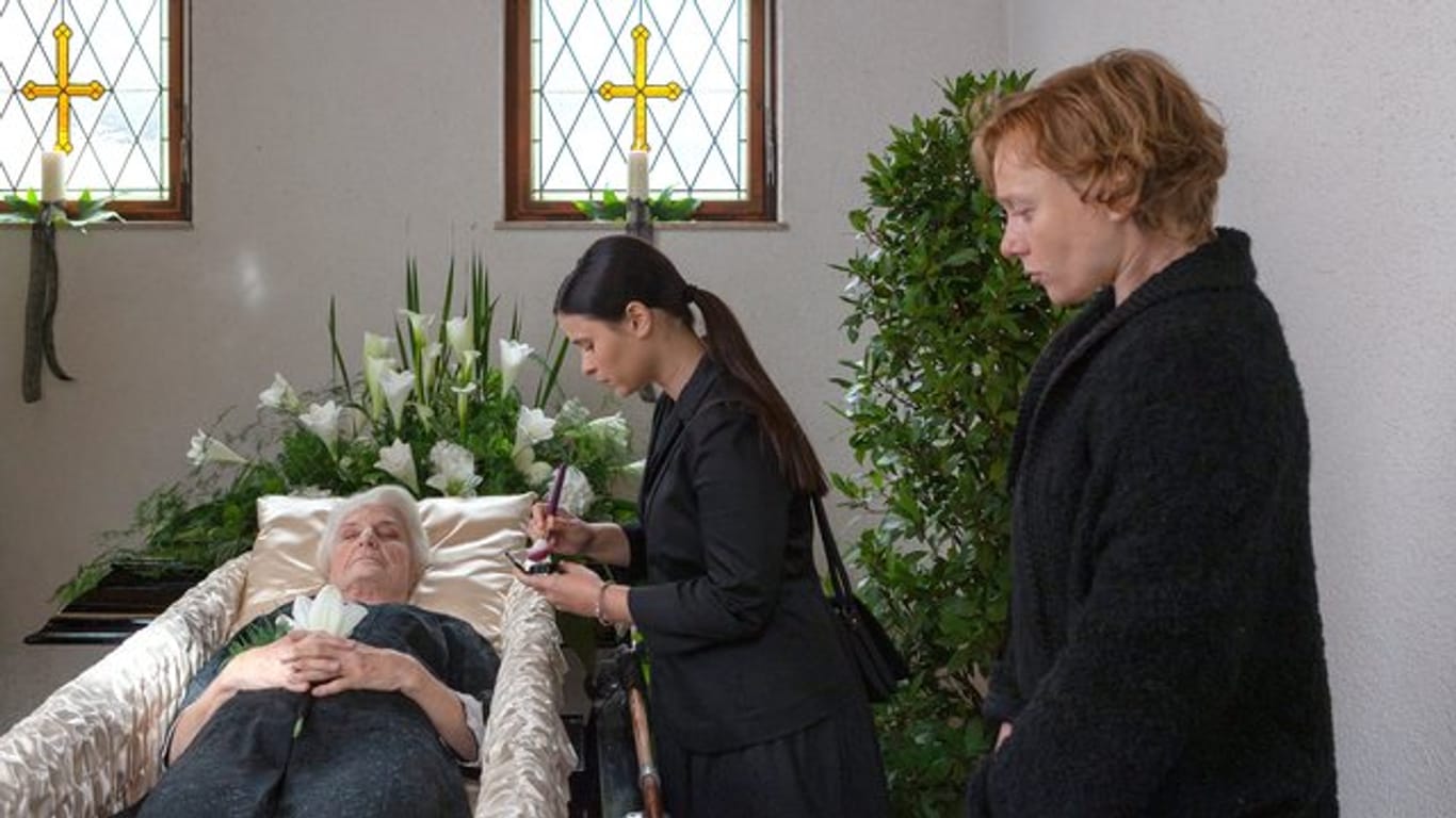Lisa (Anna Fischer) trifft letzte Vorbereitungen für die Beerdigung von Ilse Wertbacher (Luise Deschauer), die Oma ihrer Freundin Anna (Caroline Junghanns, r.