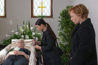Lisa (Anna Fischer) trifft letzte Vorbereitungen für die Beerdigung von Ilse Wertbacher (Luise Deschauer), die Oma ihrer Freundin Anna (Caroline Junghanns, r.