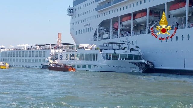 Das Kreuzfahrtschiff "Msc Opera" ist im Kanal von Giudecca mit einem Touristenboot zusammengestossen. Das Kreuzfahrtschiff "Msc Opera" ist im Kanal von Giudecca mit einem Touristenboot zusammengestossen.