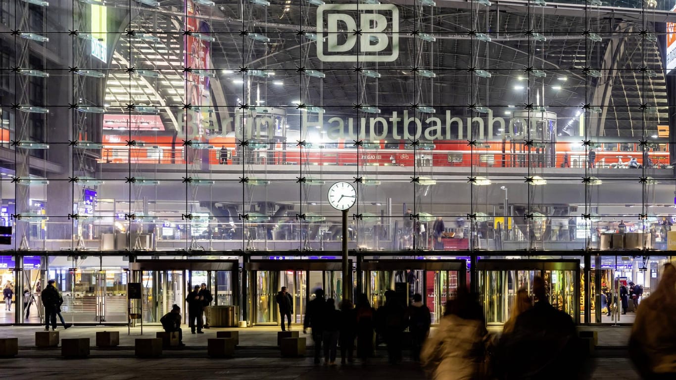 Der Berliner Hauptbahnhof: Eine Frau hat hier mehrere Menschen mit einem Hammer und einer Schere verletzt.