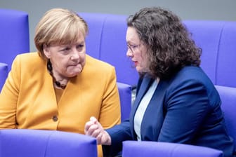 Kanzlerin Angela Merkel und Andrea Nahles: Für die Groko stehen jetzt stürmische Zeiten an.