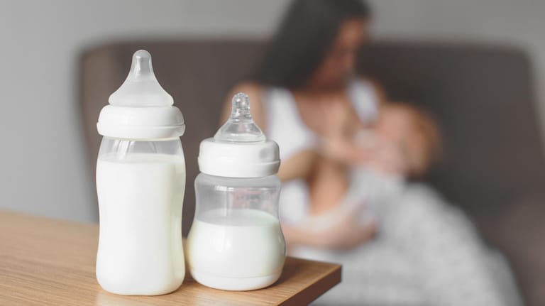 Abgepumpte Muttermilch: Eine Muttermilchspende kann Frauen helfen, bei denen das Stillen nicht klappt.