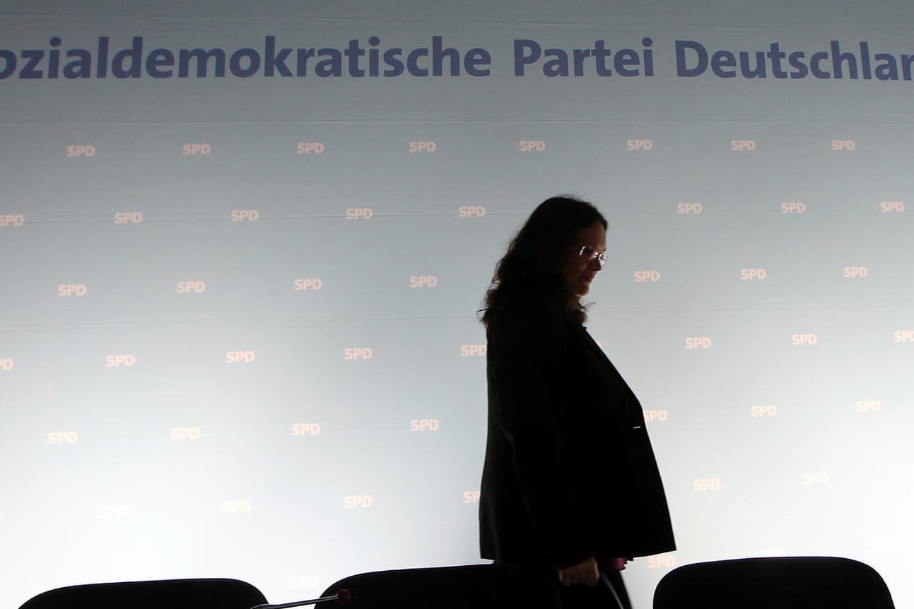Andrea Nahles, damalige Generalsekretärin der SPD, geht zu Beginn einer Sitzung des Parteivorstandes zu ihrem Platz (Archivbild): Sie wollte die SPD nach der bitteren Niederlage bei der letzten Bundestagswahl wieder aufrichten.