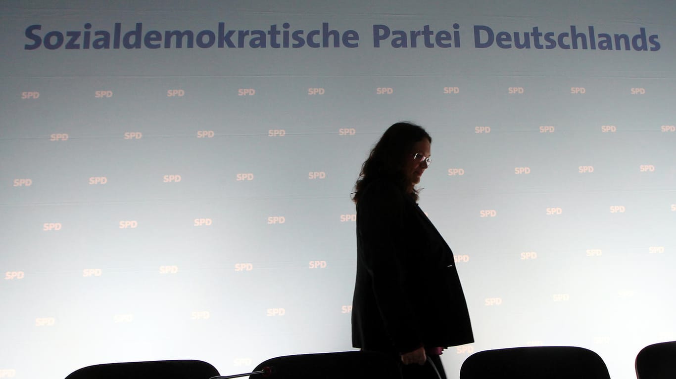 Andrea Nahles, damalige Generalsekretärin der SPD, geht zu Beginn einer Sitzung des Parteivorstandes zu ihrem Platz (Archivbild): Sie wollte die SPD nach der bitteren Niederlage bei der letzten Bundestagswahl wieder aufrichten.