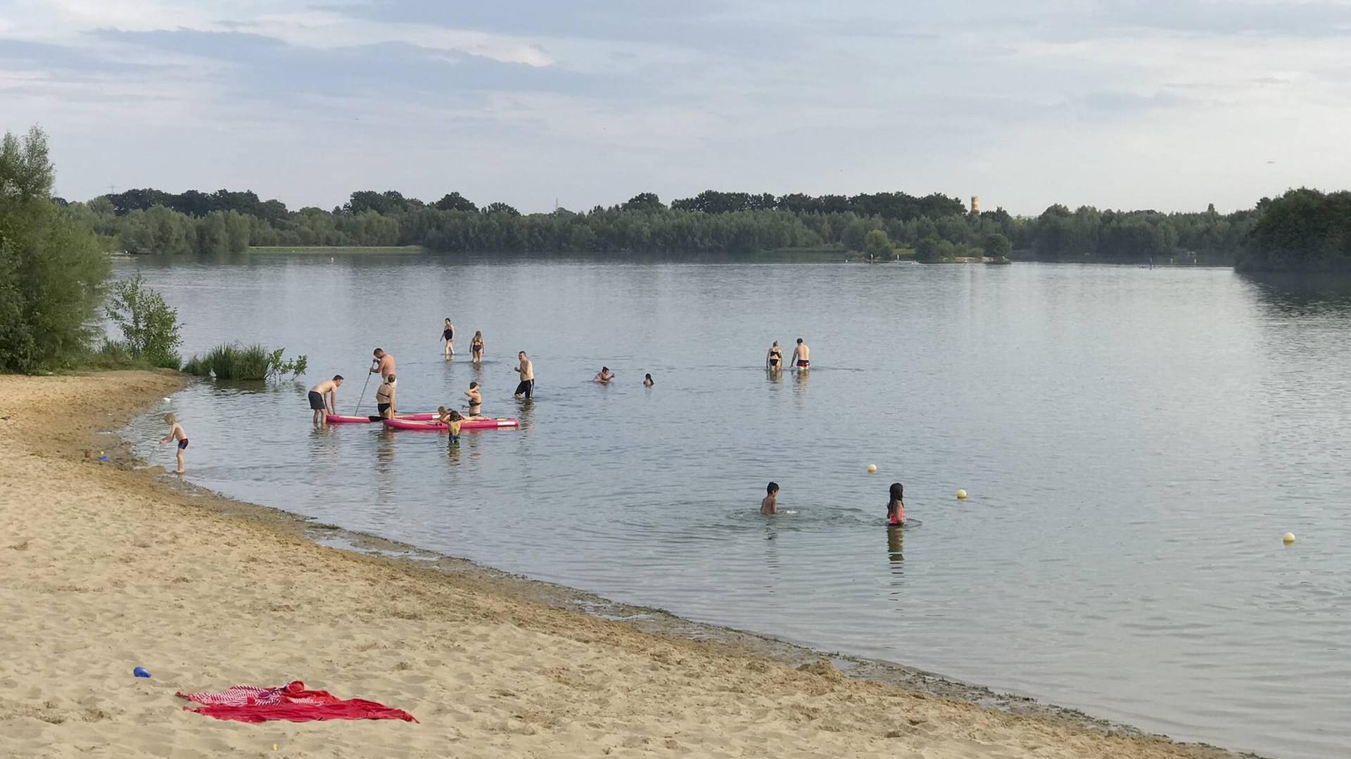 Badende an einem See in Paderborn: In Berlin, Niedersachsen und Bayern sind Menschen beim Baden ums Leben gekommen.