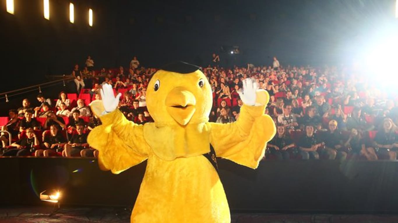Das Maskottchen Goldener Spatz bei der Eröffnung des Kinder-Medien-Festivals.
