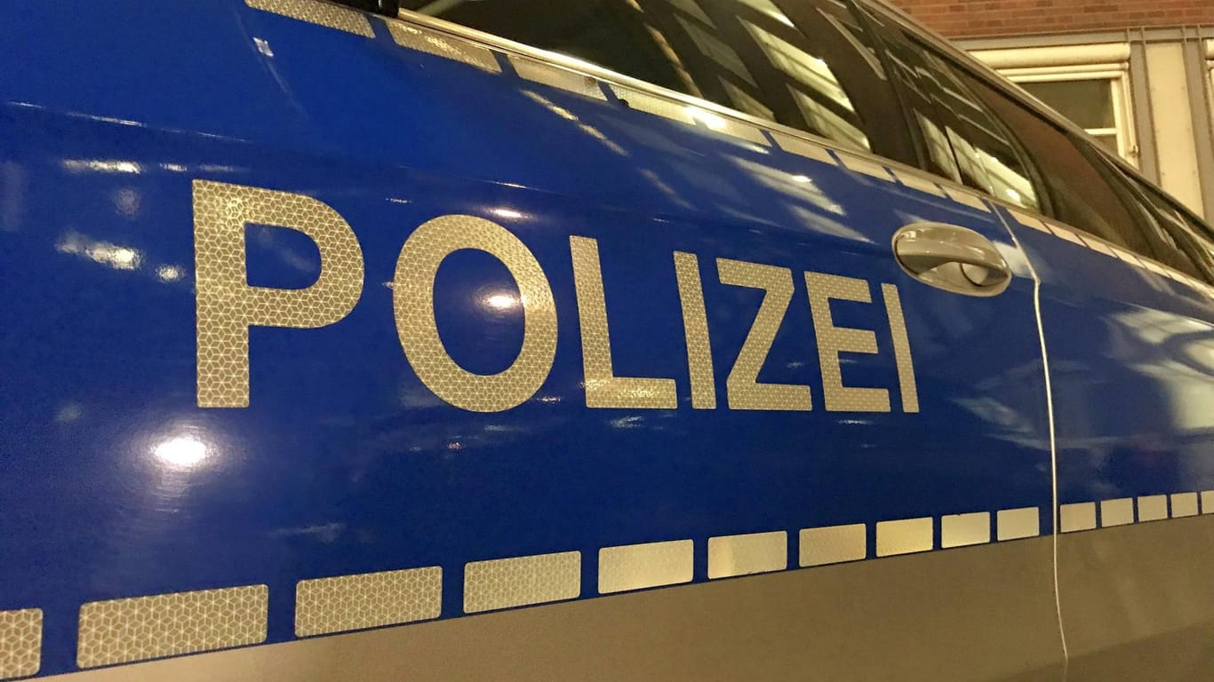 Polizeiwagen im Einsatz: Unbekannter verletzt Straßenbahn-Fahrgast mit Messer. (Symbolbild)
