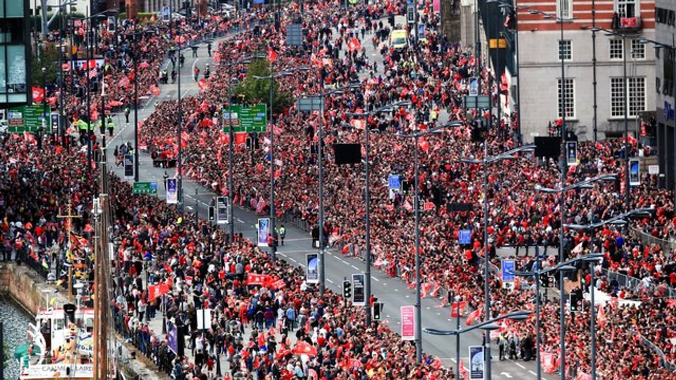 Tausende Fans stehen rechts und links neben der Straße, auf der der Bus mit den Spielern erwartet wurde.